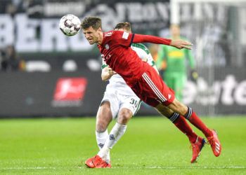 Thomas Mueller, a quien Low no convocará más, trata de cabecear el balón en un partido entre el Borussia Moenchengladbach y el Bayern de Munich por la Bundesliga, el sábado 2 de marzo de 2019. (AP Foto/Martin Meissner)