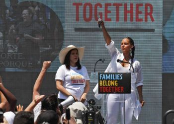 En esta imagen del 30 de junio de 2018, la actriz America Ferrera, a la izquierda, y la cantante Alicia Keys acuden a una protesta en contra de la política del gobierno del presidente Donald Trump sobre la separación de familias migrantes, frente a la Casa Blanca en Washington. Foto: Alex Brandon / AP.