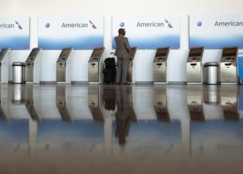 Un viajero se registra en un quiosco de American Airlines en el Aeropuerto Nacional Washington Reagan en Arlington, Virginia, el 21 de noviembre de 2018. Foto: Carolyn Kaster / AP.