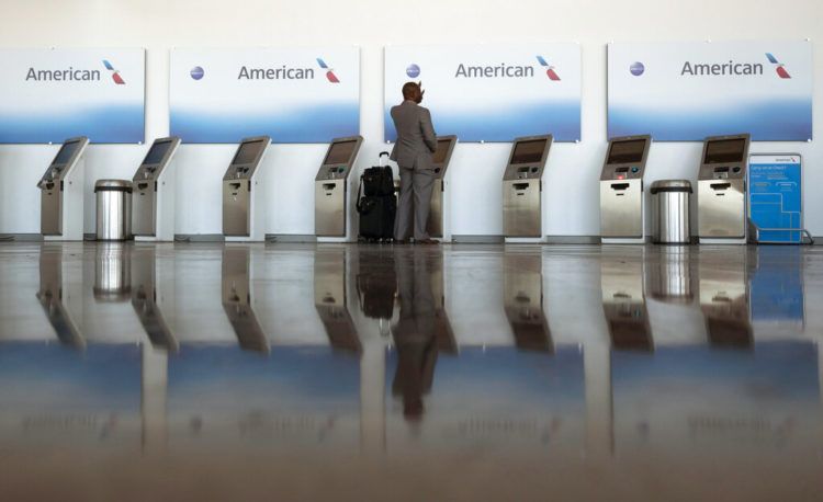Un viajero se registra en un quiosco de American Airlines en el Aeropuerto Nacional Washington Reagan en Arlington, Virginia, el 21 de noviembre de 2018. Foto: Carolyn Kaster / AP.