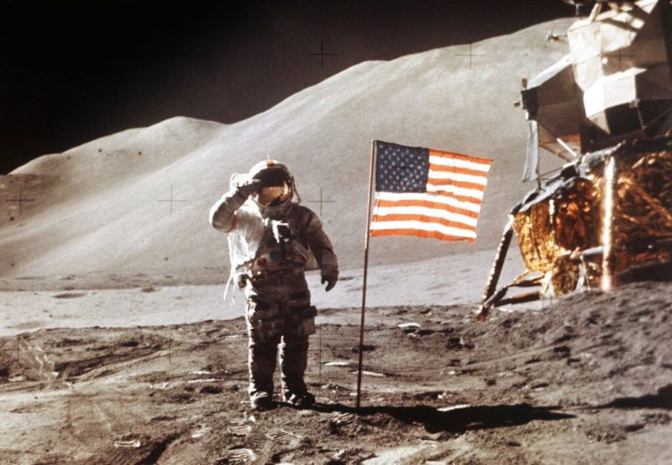 En esta imagen de archivo, tomada el 30 de julio de 1971 y distribuida por la NASA, el piloto del módulo lunar del Apollo 15, James B. Irwin, salida de pie junto a la cuarta bandera estadounidense colocada sobre la superficie de la Luna. Foto: NASA vía AP.