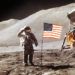 En esta imagen de archivo, tomada el 30 de julio de 1971 y distribuida por la NASA, el piloto del módulo lunar del Apollo 15, James B. Irwin, salida de pie junto a la cuarta bandera estadounidense colocada sobre la superficie de la Luna. Foto: NASA vía AP.