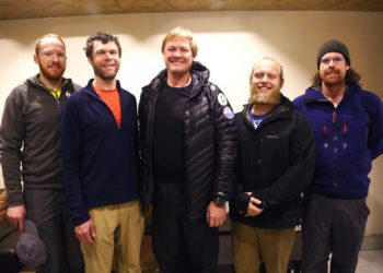 John All (centro), profesor de la Western Washington University, y su equipo posan para una fotografía en un hotel antes de partir hacia el Everest, Katmandú, Nepal, el 27 de marzo de 2019. Foto: Niranjan Shrestha / AP.