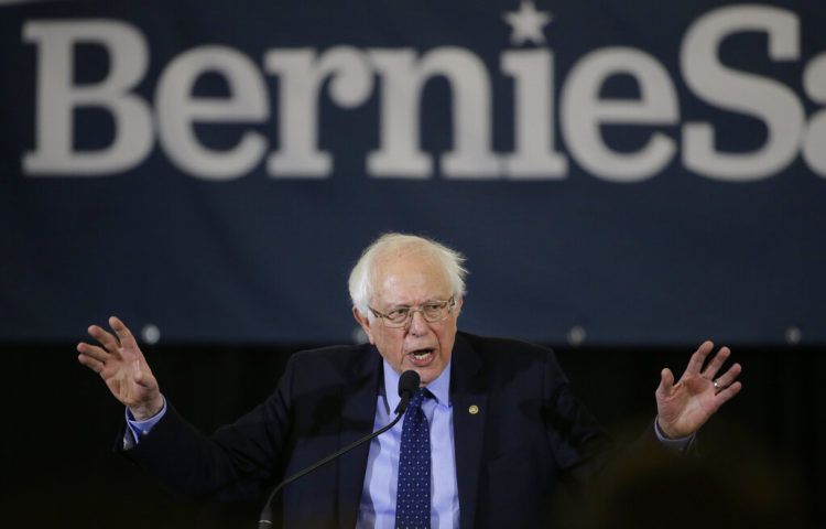 Bernie Sanders hablando durante un acto en Concord, New Hampshire, el 10 de marzo del 2020. Foto: Steven Senne / AP.
