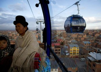 Una mujer y una niña a bordo de la cabina de un teleférico que une La Paz con El Alto, Bolivia. El sistema es el más alto del mundo, a unos 4.000 metros sobre el nivel del mar. Foto: Juan Karita / AP / Archivo.