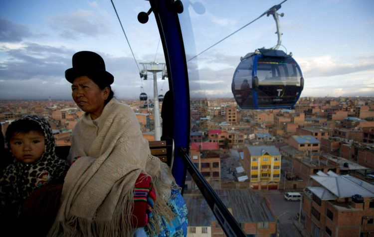 Una mujer y una niña a bordo de la cabina de un teleférico que une La Paz con El Alto, Bolivia. El sistema es el más alto del mundo, a unos 4.000 metros sobre el nivel del mar. Foto: Juan Karita / AP / Archivo.