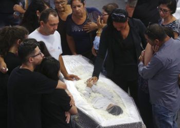 Familiares lloran a Caio Oliveira, víctima de la matanza en la Escuela Estatal Raul Brasil durante un velorio colectivo en Suzano, gran Sao Paulo, Brasil, jueves 14 de marzo de 2019. Foto: Andre Penner / AP.