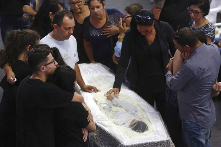 Familiares lloran a Caio Oliveira, víctima de la matanza en la Escuela Estatal Raul Brasil durante un velorio colectivo en Suzano, gran Sao Paulo, Brasil, jueves 14 de marzo de 2019. Foto: Andre Penner / AP.