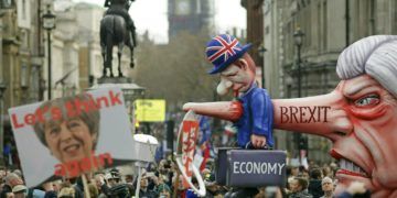 Cientos de miles de personas protesta durante una marcha anti-Brexit en la Plaza Trafalgar, en Londres, el sábado 23 de marzo del 2019. A la derecha se ve un muñeco gigante con el rostro de la primera ministro británica Theresa May, que también aparece en un cartel a la izquierda. Foto: Tim Ireland / AP.