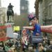 Cientos de miles de personas protesta durante una marcha anti-Brexit en la Plaza Trafalgar, en Londres, el sábado 23 de marzo del 2019. A la derecha se ve un muñeco gigante con el rostro de la primera ministro británica Theresa May, que también aparece en un cartel a la izquierda. Foto: Tim Ireland / AP.