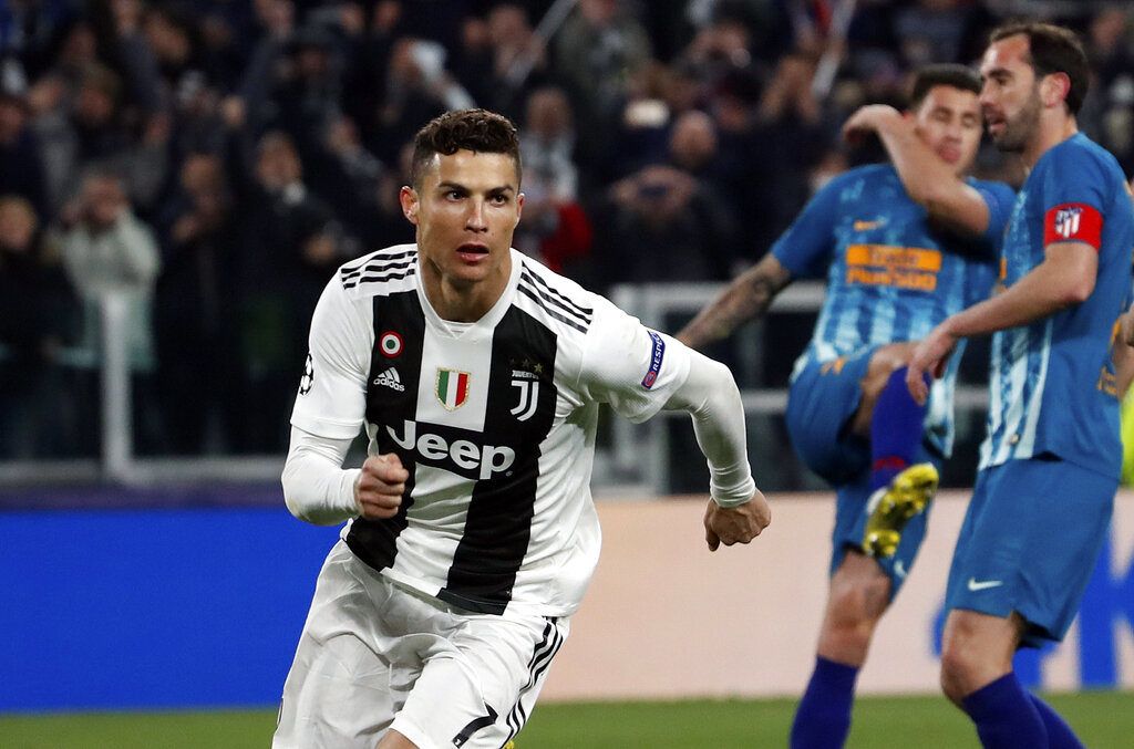 Cristiano Ronaldo de Juventus tras anotar de penal el tercer gol para la victoria 3-0 ante el Atlético de Madrid en el partido de vuelta de la eliminatoria de octavos de la Liga de Campeones en Turín, Italia, el martes 12 de marzo de 2019. (AP Foto/Antonio Calanni)