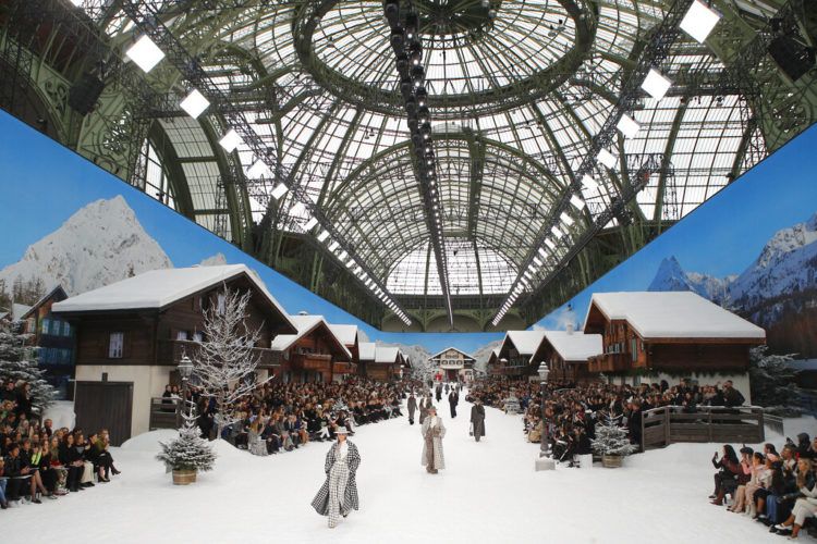 Cara Delevingne modela piezas de la colección de confección de Chanel otoño invierno 2019-2020 en París, el martes 5 de marzo de 2019. Foto: Francois Mori / AP.