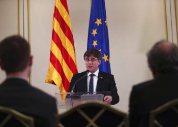 Fotografía de archivo del 18 de febrero de 2019 del expresidente regional de Cataluña, Carles Puigdemont, en conferencia en Bruselas. (AP Foto/Francisco Seco, Archivo)