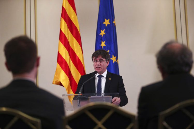 Fotografía de archivo del 18 de febrero de 2019 del expresidente regional de Cataluña, Carles Puigdemont, en conferencia en Bruselas. (AP Foto/Francisco Seco, Archivo)