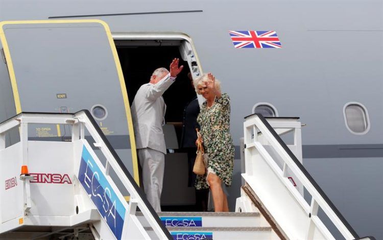 El príncipe Carlos de Inglaterra y su esposa suben al avión oficial en el aeropuerto internacional José Martí de La Habana, al concluir su visita de cuatro días. Foto: Ernesto Mastrascusa / EFE.