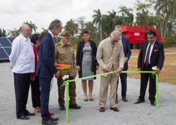 El príncipe Carlos de Gales (c) junto al director y vicepresidente de Havana Energy, Andrew MacDonald (2-i), durante su visita el parque fotovoltaico que se construye con apoyo británico, este martes en la Zona Especial de Desarrollo Mariel. Foto: Yander Zamora / EFE.