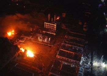 En esta fotografía aérea del jueves 21 de marzo de 2019, publicada por la agencia noticiosa china Xinhua, dos incendios arden en un parque industrial en la ciudad de Yancheng, en el este de China. Foto: Ji Chunpeng / Xinhua vía AP.