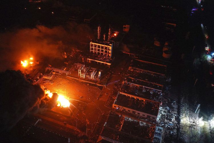 En esta fotografía aérea del jueves 21 de marzo de 2019, publicada por la agencia noticiosa china Xinhua, dos incendios arden en un parque industrial en la ciudad de Yancheng, en el este de China. Foto: Ji Chunpeng / Xinhua vía AP.