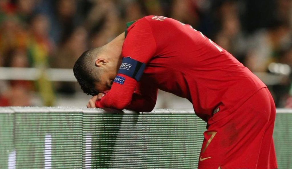 Cristiano Ronaldo se lesionó en el partido ante Serbia, en las clasificatorias a la Eurocopa de fútbol de 2020. Foto: pasionfutbol.com