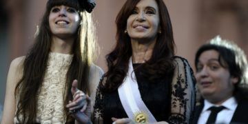 La expresidenta argentina Cristina Fernández de Kirchner (der) junto a su hija Florencia. Foto: notife.com / Archivo.