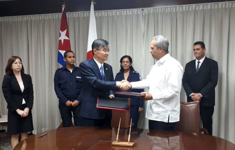 El embajador de Japón en Cuba, Kazuhiro Fujimura (3-i), y Antonio Carricarte (2-d), viceministro primero del Comercio Exterior y la Inversión Extranjera de la Isla, se saludan tras la firma de dos acuerdos de cooperación bilateral, el 26 de marzo de 2019 en La Habana. Foto: @embacubajapon / Twitter.