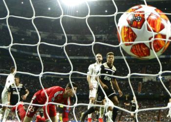 David Neres anota el segundo gol del Ajax en el partido ante el Real Madrid por los octavos de final de la Liga de Campeones en Madrid, el martes 5 de marzo de 2019. (AP Foto/Manu Fernández)