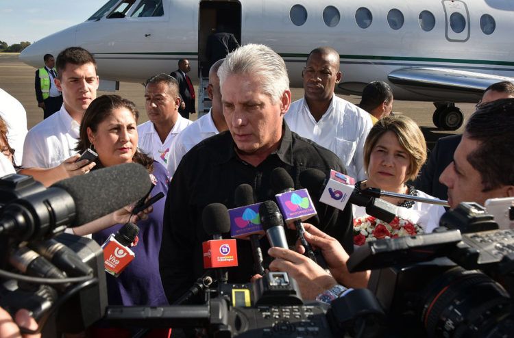El presidente cubano, MIguel Díaz-Canel, habla a la prensa a su llegada a Managua, Nicaragua, para participar en la VIII Cumbre de Jefes de Estado y de Gobierno de la Asociación de Estados del Caribe (AEC), el jueves 28 de marzo de 2019. Foto: @aparedesrebelde / Twitter.