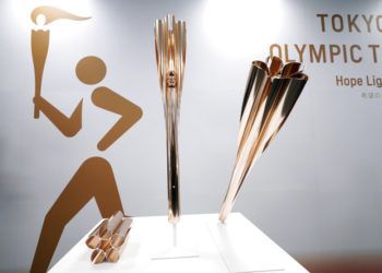 Las antorchas de los Juegos Olímpicos de Tokio 2020 durante su presentación en una conferencia de prensa en Tokio, el 20 de marzo de 2019. (AP Foto/Eugene Hoshiko)
