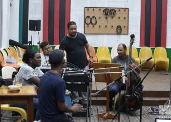 Grabación del disco "A romper el coco" en los Estudios Siboney de Santiago de Cuba. Foto: Yasser Landazuri.