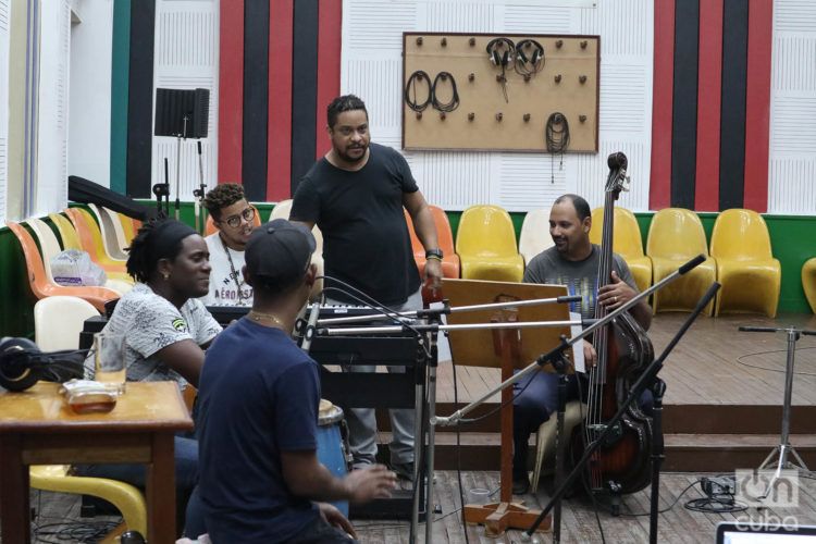Grabación del disco "A romper el coco" en los Estudios Siboney de Santiago de Cuba. Foto: Yasser Landazuri.