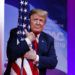 El presidente Donald Trump abraza la bandera estadounidense a su arribo a la Conferencia de Acción Política Conservadora en Oxon Hill, Maryland, donde pronunció un discurso de campaña en el que pronosticó su triunfo en 2020. Foto: Carolyn Kaster / AP.