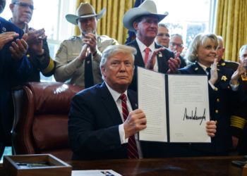 El presidente Donald Trump firma el primer veto de su presidencia en la Casa Blanca, 15 de marzo de 2019, en Washington. Foto: Evan Vucci / AP.