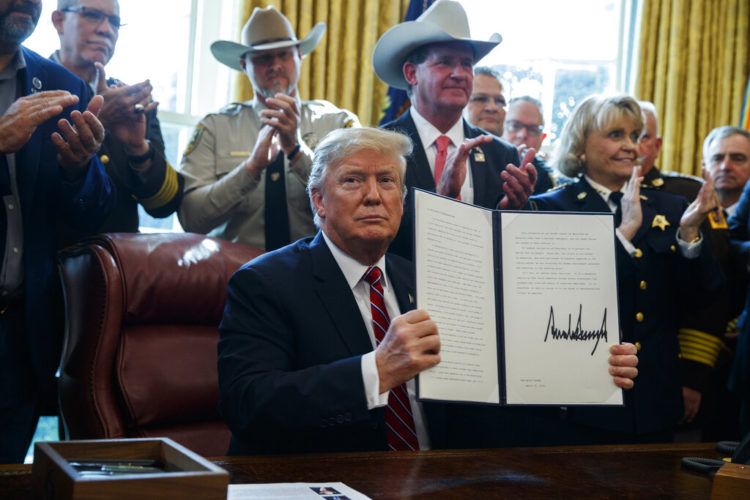 El presidente Donald Trump firma el primer veto de su presidencia en la Casa Blanca, 15 de marzo de 2019, en Washington. Foto: Evan Vucci / AP.