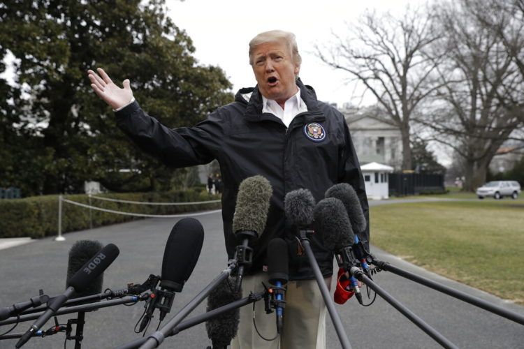 El presidente Donald Trump habla con los reporteros afuera de la Casa Blanca, el viernes 8 de marzo de 2019, en Washington. (AP Foto/ Evan Vucci)