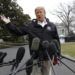 El presidente Donald Trump habla con los reporteros afuera de la Casa Blanca, el viernes 8 de marzo de 2019, en Washington. (AP Foto/ Evan Vucci)
