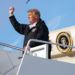 El presidente Donald Trump saluda al salir del Air Force One en el Aeropuerto Internacional de Palm Beach, en Florida, el viernes 8 de marzo de 2019. Foto: Carolyn Kaster / AP / Archivo.