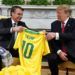El presidente brasileño, Jair Bolsonaro, entrega al presidente Donald Trump una camiseta de fútbol de la selección nacional brasileña en la Oficina Oval de la Casa Blanca, el martes 19 de marzo de 2019, en Washington, D.C. Foto: Evan Vucci / AP.