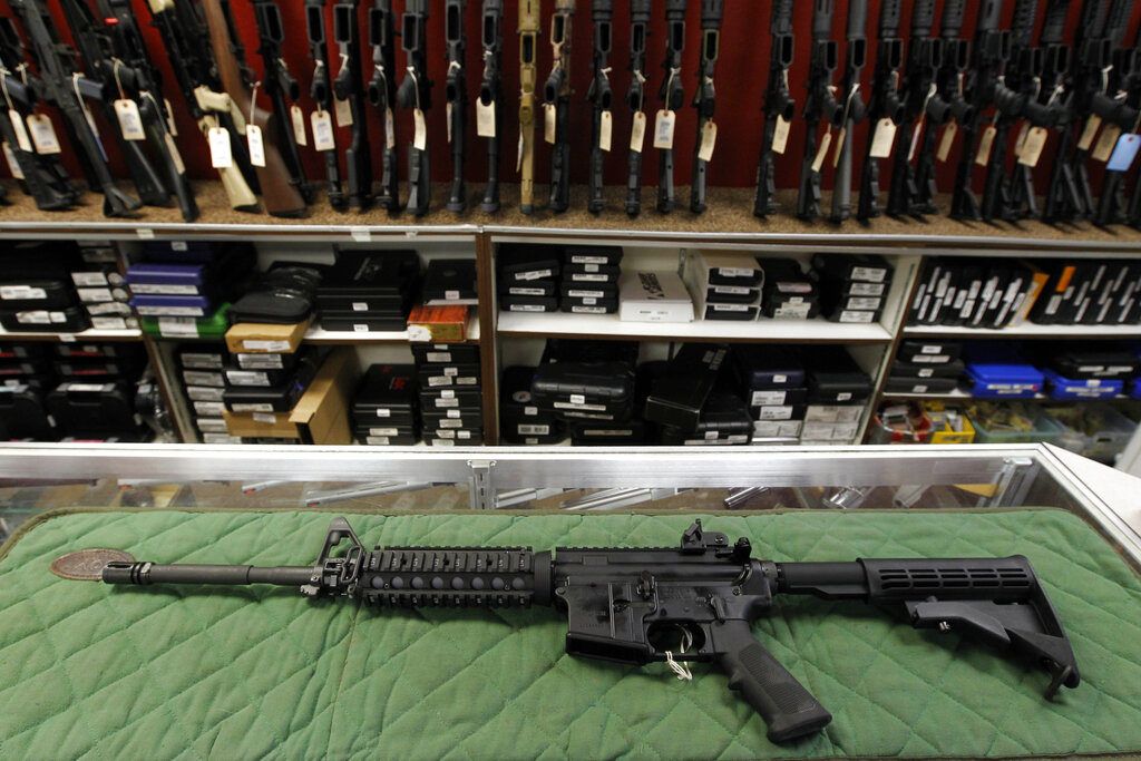 Imagen de archivo que muestra un rifle tipo AR-15 en la tienda y campo de tiro Firing-Line, en Aurora, Colorado. Foto: Alex Brandon / AP / Archivo.