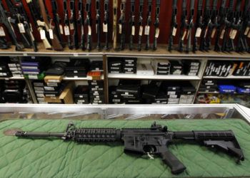 Imagen de archivo que muestra un rifle tipo AR-15 en la tienda y campo de tiro Firing-Line, en Aurora, Colorado. Foto: Alex Brandon / AP / Archivo.