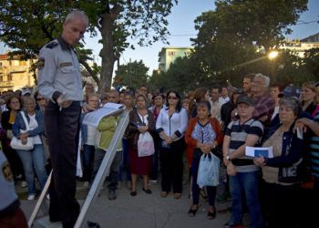 Personas aguardan su turno para ingresar en la Sección de Intereses de Estados Unidos para solicitar visa de turista, en La Habana, el 21 de enero de 2015. Foto: Ramón Espinosa / AP.