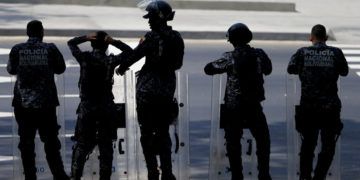 Policías venezolanos asumen posiciones antes de una marcha opositora en Caracas el 19 de marzo del 2019. Foto: Natacha Pisarenko / AP