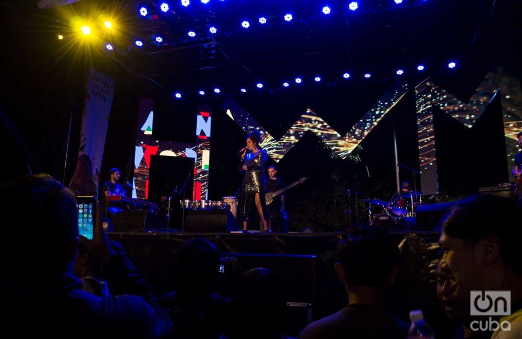 Eme Alfonso durante su actuación en el Festival Havana World Music 2019. Foto: Otmaro Rodríguez.