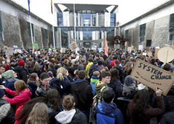 Estudiantes participan en una marcha en Berlín conra la inacción de los gobiernos ante el cambio climático, como parte de una jornada mundial de protestas estudiantiles el viernes 15 de marzo del 2019. Foto: Michael Sohn / AP.