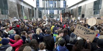 Estudiantes participan en una marcha en Berlín conra la inacción de los gobiernos ante el cambio climático, como parte de una jornada mundial de protestas estudiantiles el viernes 15 de marzo del 2019. Foto: Michael Sohn / AP.