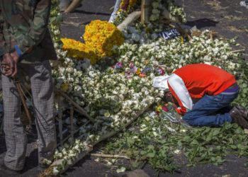 El familiar de una de las vícitmas del accidente de un avión de Ethiopian Airlines llora a su ser querido sobre un arreglo floral en el lugar del choque, cerca de Bishoftu, sur-este de Adís Abeba, en Etiopía, el viernes 15 de marzo del 2019. Foto: Mulugeta Ayene / AP.