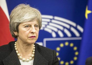 La primera ministra de Gran Bretaña, Theresa May, habla en una conferencia de prensa tras una reunión con el presidente de la Comisión Europea, Jean-Claude Juncker, en el Parlamento Europeo, en Estrasburgo, en el este de Francia, el 11 de marzo de 2019. (AP Foto/Jean-Francois Badias)
