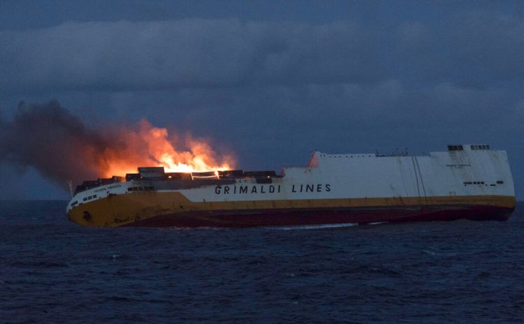 En la imagen, distribuida el 14 de marzo de 2019 por la Marina de Francia, se muestra el mercante Grande America de Grimaldi Lines en llamas en el Golfo de Vizcaya, en la costa oeste de Francia, el 11 de marzo de 2019. Foto: Loic Bernardin / Marine Nationale vía AP