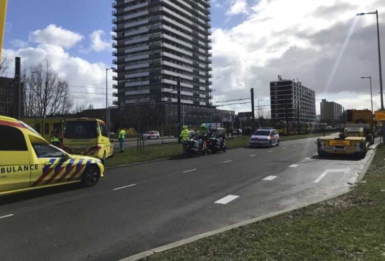 Servicios de emergencia acuden a la escena de un ataque en Utrecht, Holanda, el 18 de marzo de 2019. Foto: Martijn van der Zande vía AP.
