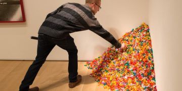 Un hombre interactúa con una obra del artista de origen cubano Félix González-Torres. Foto: Public Delivery.
