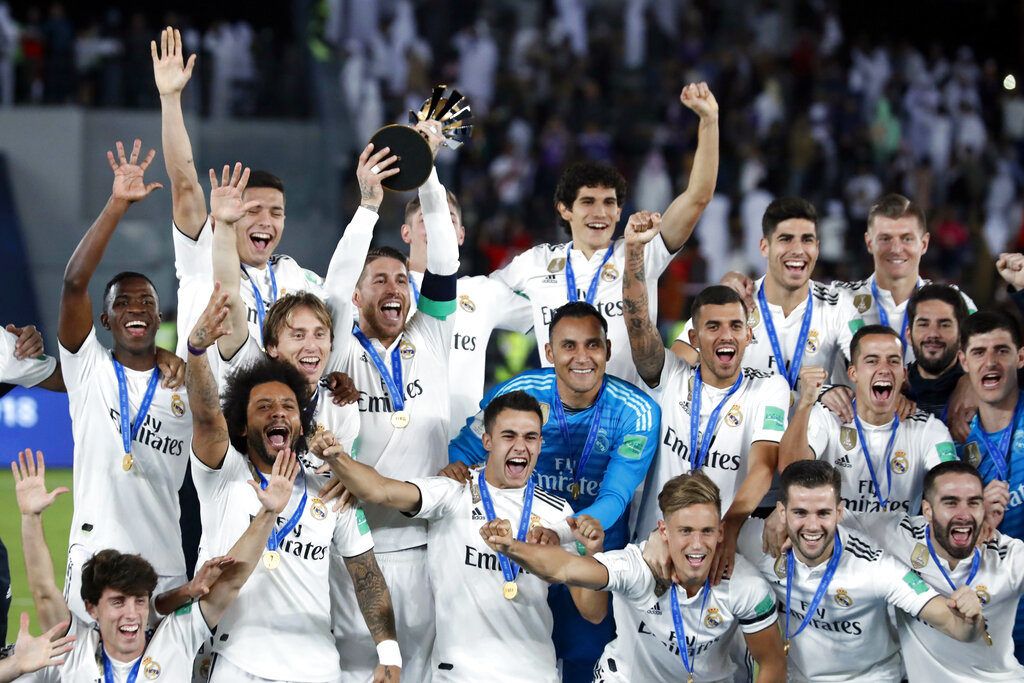 ARCHIVO - En esta foto del sábado 22 de diciembre de 2018, los jugadores del Real Madrid con el trofeo de campeones del Mundial de Clubes en Abu Dabi, Emiratos Árabes Unidos. Este puede ser uno de los últimos Mundiales de Clubes con el actual formato si la FIFA apuesta por la expansión. (AP Foto/Hassan Ammar)